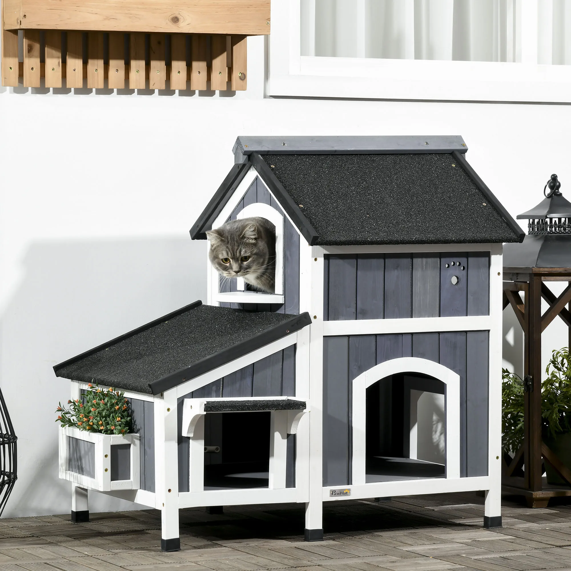 Maison pour chat d'extérieur à 2 niveaux, abri pour chat en bois à entrées multiples avec toit incliné en asphalte, cabane surélevée pour animaux de compagnie résistante aux intempéries avec fenêtres et jardinière pour l'hiver et l'été