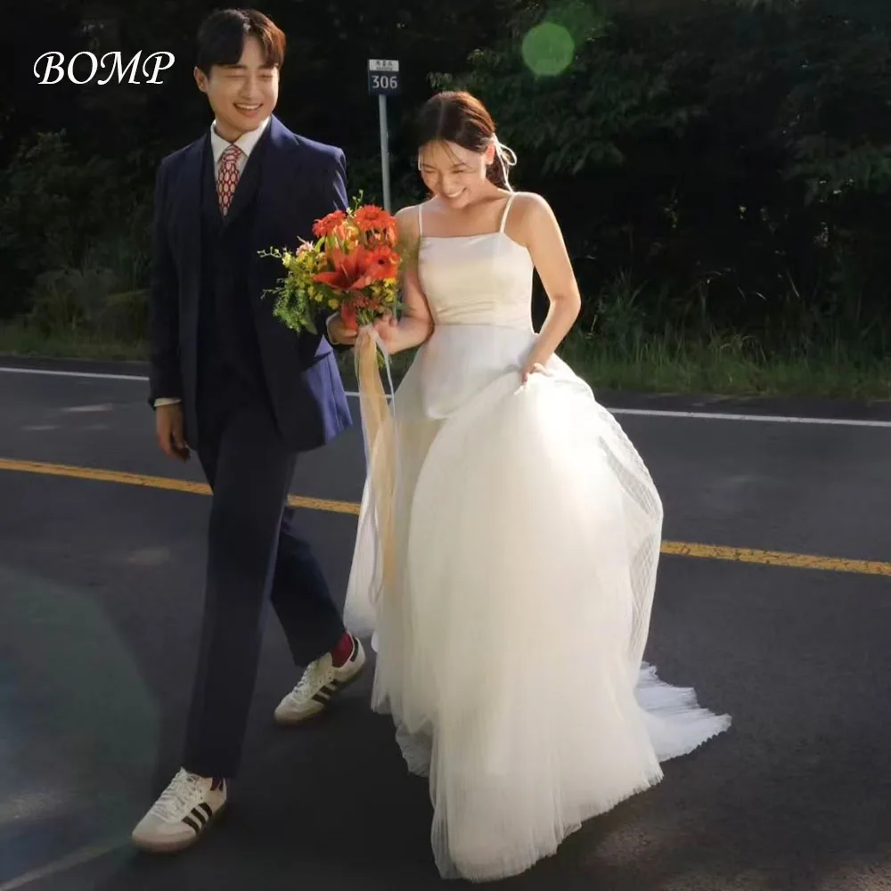

BOMP Simple White Wedding Dress Spaghetti Straps Corset Tiered Sweep Train Tulle Korea Photo Shoot Bridal Gown Custom 웨딩드레스
