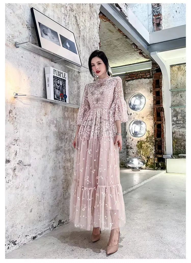 

Sweet temperament goddess Fan Wenwen heavy industry embroidered beaded lace trumpet sleeve dress