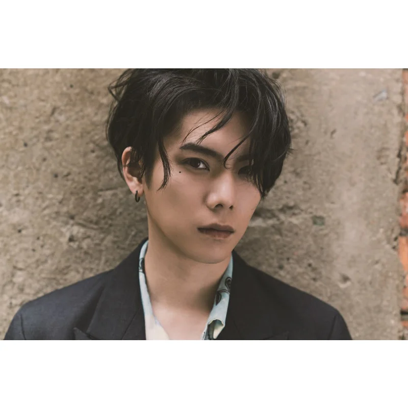 

Half YU 1st Photobook Yang Yuteng Kadokawa Bookstore 9784041119488 Book