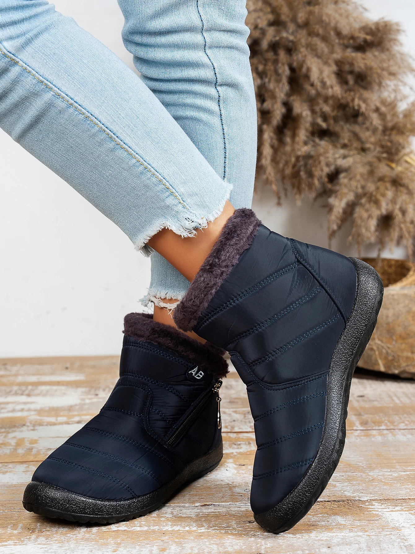 Damen Gesteppte Wetterfeste Winter-Knöchelstiefel, Seitlicher Metallreißverschluss mit Ringzuglasche, Bestickte Schuhe für Kaltes Wetter – Detail 10