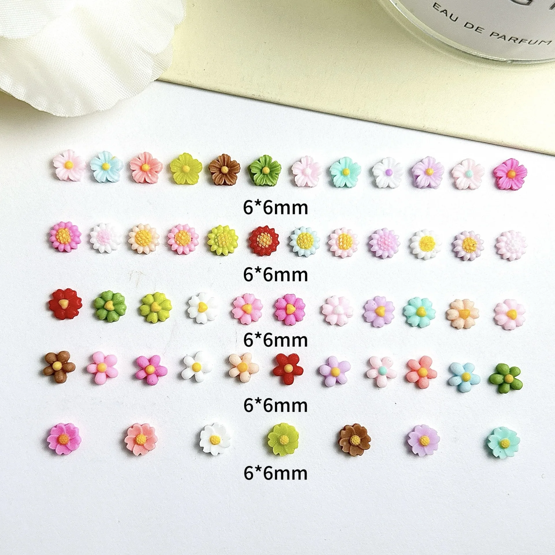 60 pçs 7mm mini 3d acrílico flor encantos da arte do prego brilho no escuro flores silvestres acessórios para unhas decoração manicure suprimentos