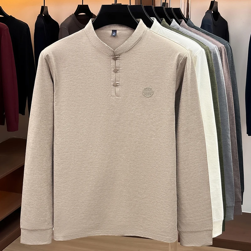Herren-Langarmshirt im Henley-Stil mit Stehkragen, geprägtem Logo auf der Brust, leicht und bequem, ideal für Büro und Alltag. – Detail 21