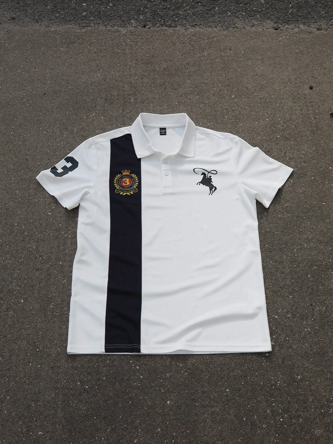 

Мужская белая рубашка-поло с коротким рукавом, вертикальными полосками и изображением конного спорта