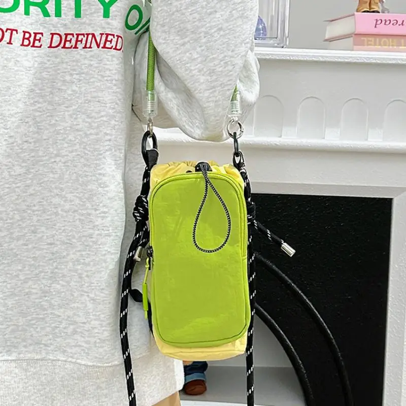 Mini-Umhängetasche mit Kordelzug, Farbblock-Design, Sport-Umhängetasche aus Nylon mit Kordelzug für Sport und Reisen, kleine Handytasche für den Außenbereich – Detail 7