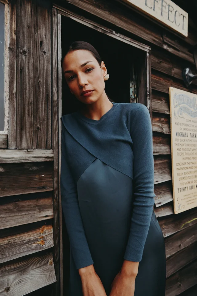 Vestido elegante de satén AW25 con top cruzado de punto y cuello alto, conjunto para mujer, largo hasta el piso ajustable