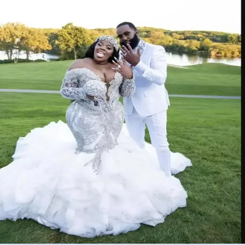 Suknie ślubne syreny plus size z głębokim dekoltem w serek, odkrytymi ramionami, koronkowymi aplikacjami, afrykańskimi warstwami i falbanami, szyte na miarę.