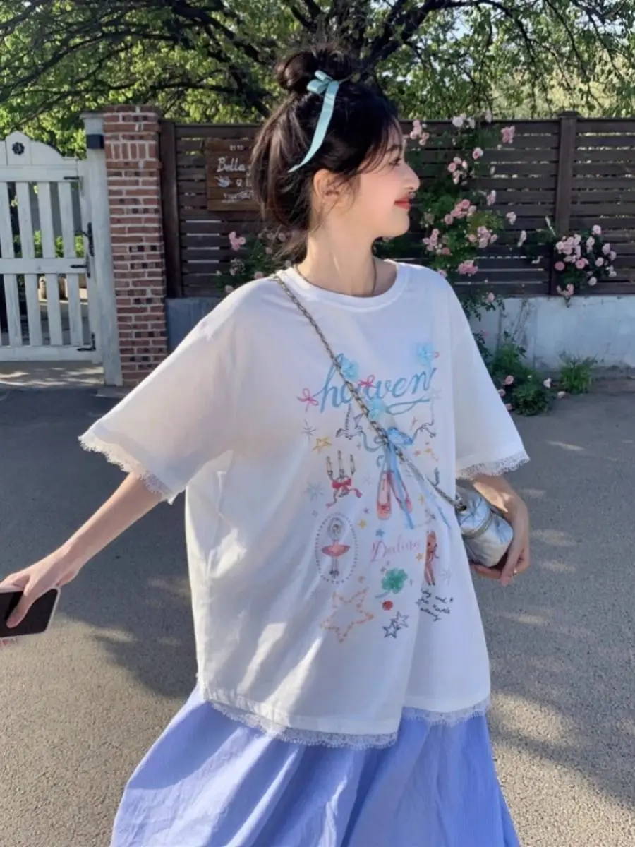 Bluzka damska plus size 300, słodka, młodzieżowa, z wiązaniem, koronkowym zdobieniem, letni nadruk, luźny krój, styl casual.