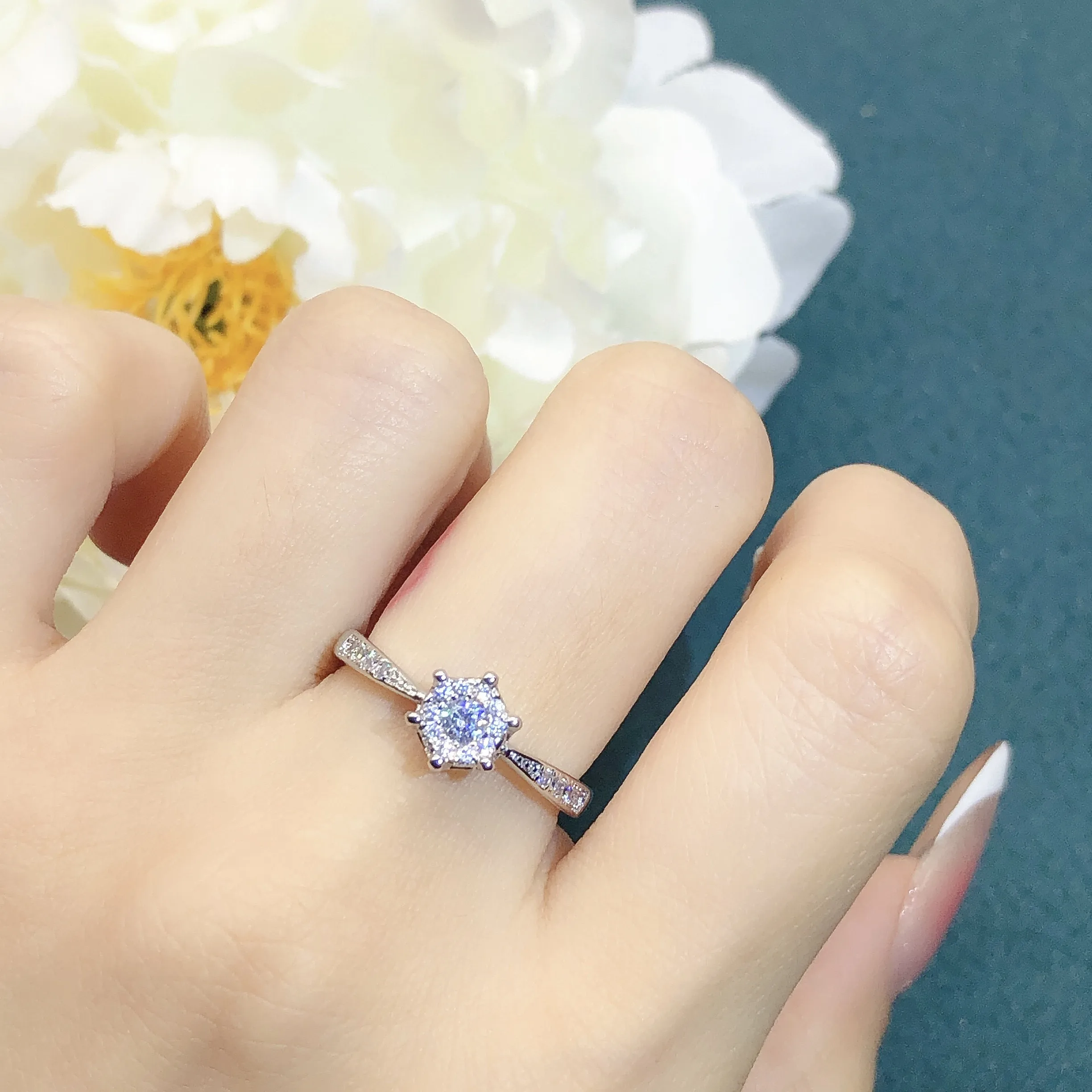 

Youngever Classic Six Claw Ring Plated White Gold Zircon Women's Ring Ultra Sona Diamond Ring Luxury Faion Jewelry