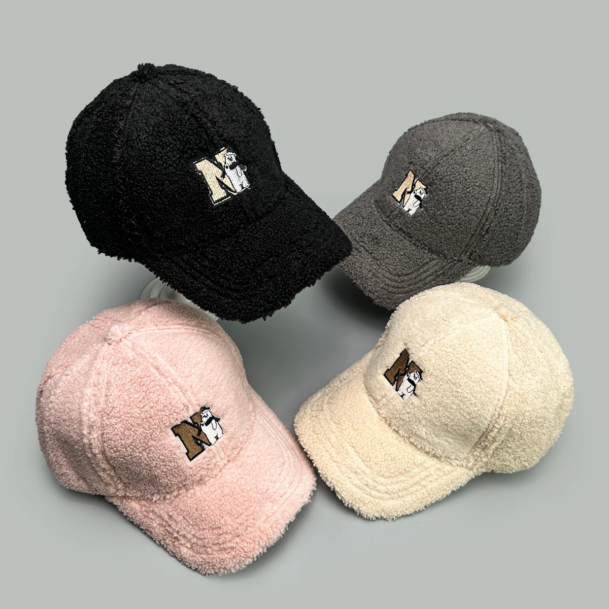

Embroidered N Letter Polar Bear Baseball Hats New Women Sunshade Cute Warm Lamb Fleece Versatile Casual Fashion ins Peaked Caps