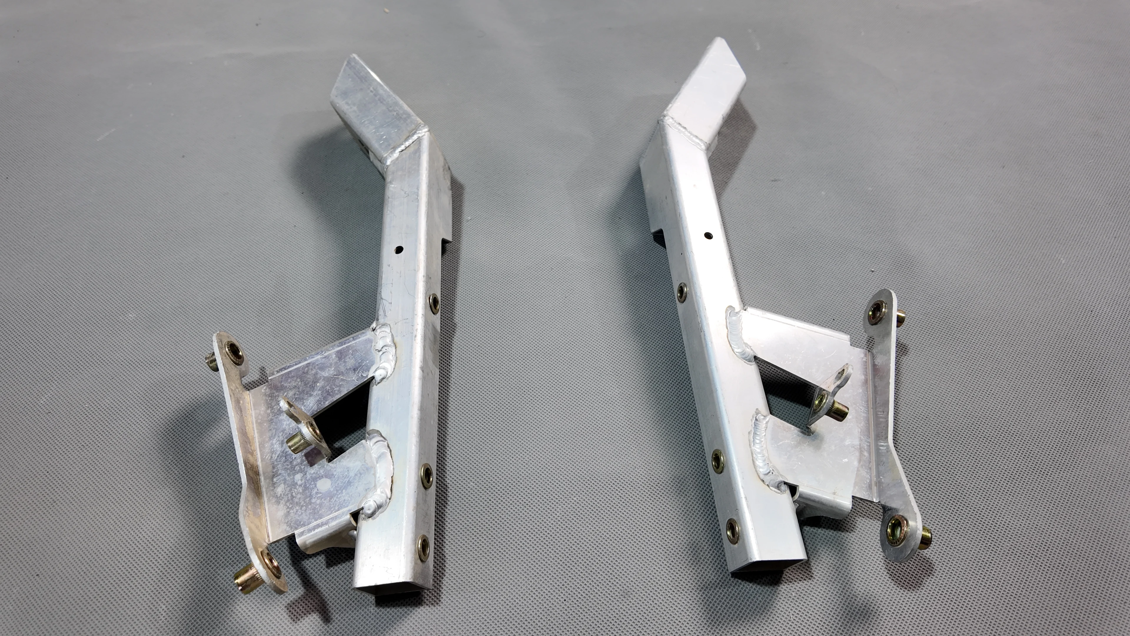 For Aston Martin Vantage 4.0 Intercooler Upper Bracket SUPPORT HEADLAMP Right KY63-13N078-AA LeftK KY63-13N079-AA