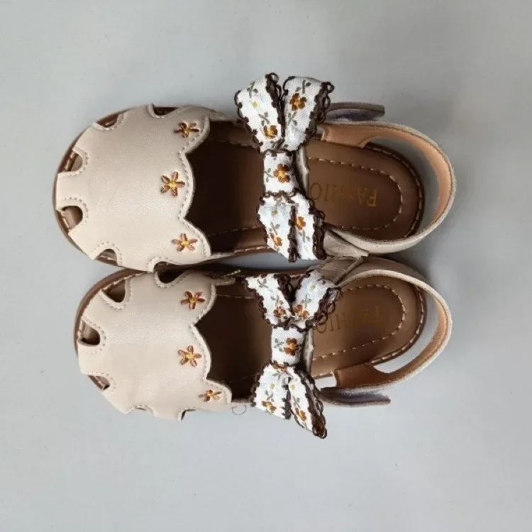 Girls Sandals 2024 Autumn New Hollow National Style Embroidery Soft Bottom Fashion Children's Shoes Package Head Princess Shoes