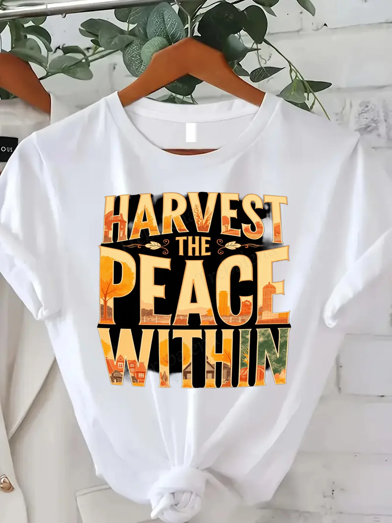 

Удобная женская футболка с принтом «Жрожай мир» внутри осенней женской футболки с урожаем