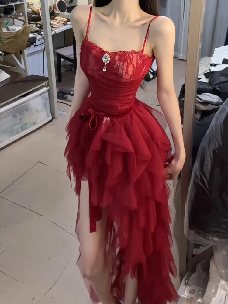 

A beautiful red lace dress for banquets and important occasions