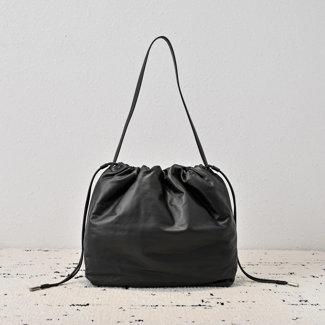 

2025 women top quality Cowhide close to sheepskin lining drawstring bag opening shoulder bag large capacity bucket bag