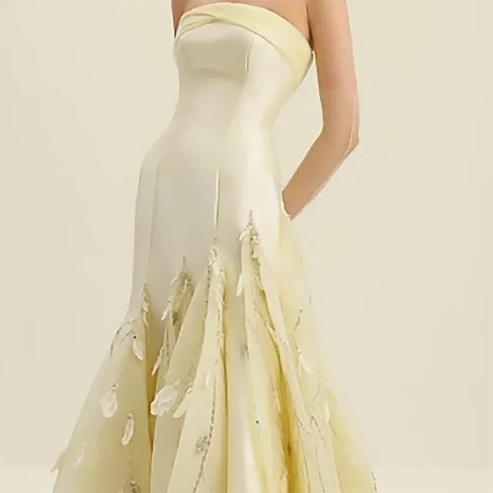 فستان حديقة من الريش باللون الأصفر الباستيل العتيق بدون حمالات بدون أكمام على شكل حرف a مع أعمدة النعامة مخيطة يدويًا