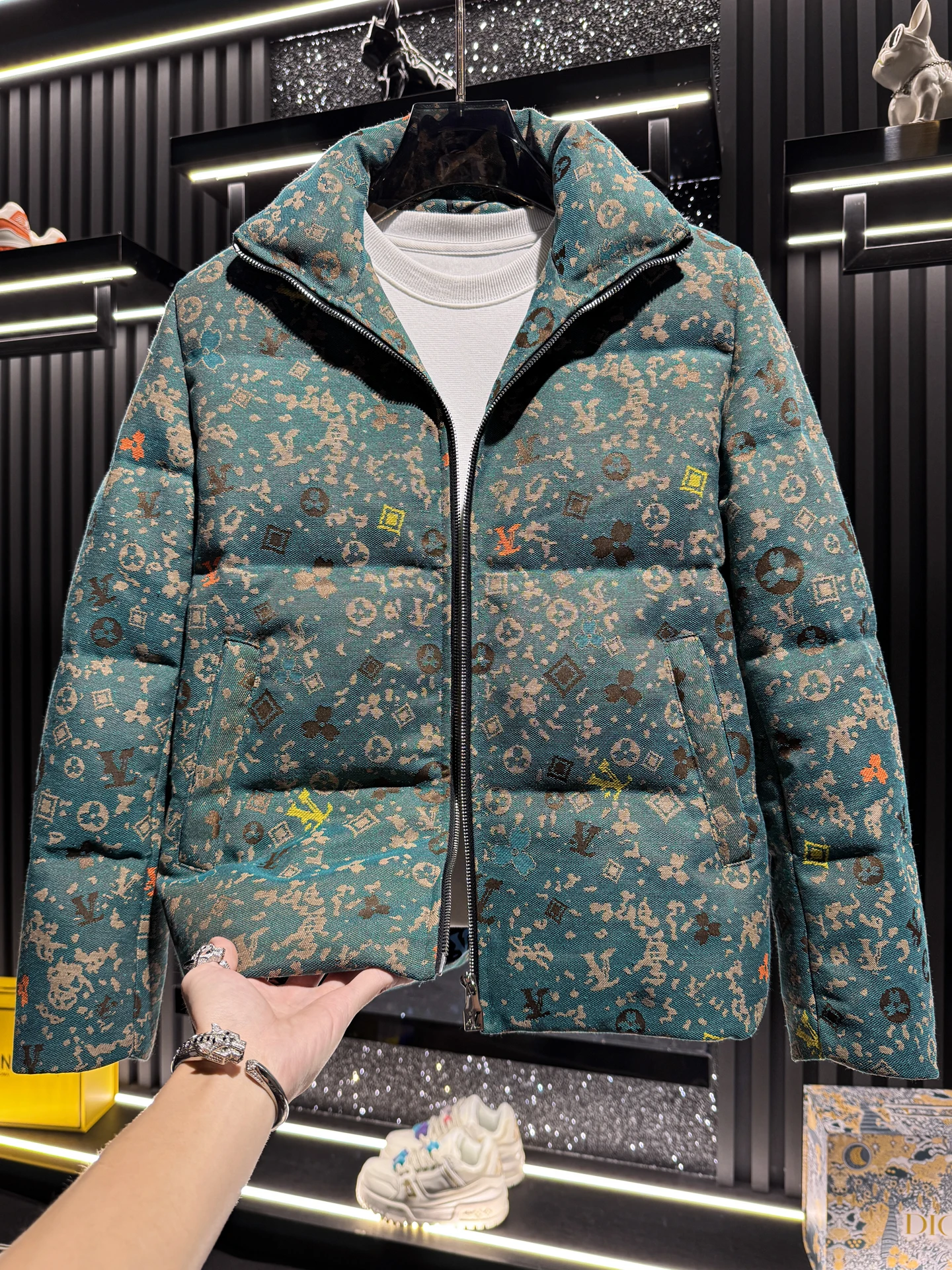 

Зимняя утепленная куртка с принтом и воротником-стойкой для мужчин: модная, стильная верхняя одежда из полиэфирного волокна с эластичной отделкой