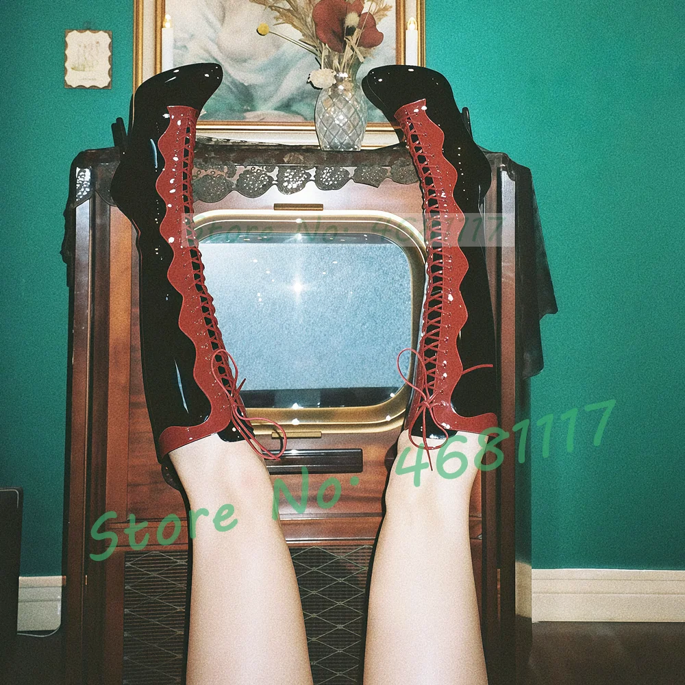 

Блестящие кожаные сапоги для верховой езды с цветными блоками, женские пикантные красные сапоги до колена с волнистыми краями, новинка, туфли с круглым носком на тонком высоком каблуке