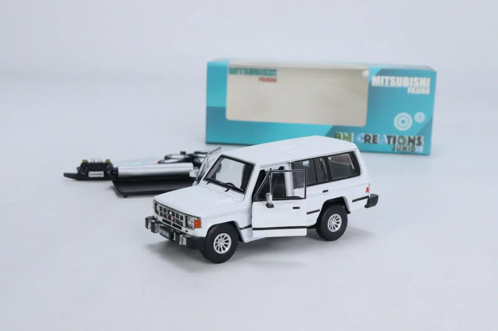 

1:64 Pajero белый BM вылитый под давлением металлический автомобиль коллекция ограниченный выпуск хобби игрушки