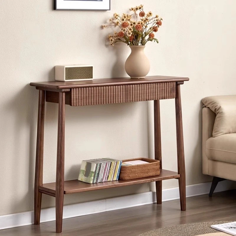 

The old elm entrance table is simple and against the wall, and the narrow strip case is provided with a table for household use