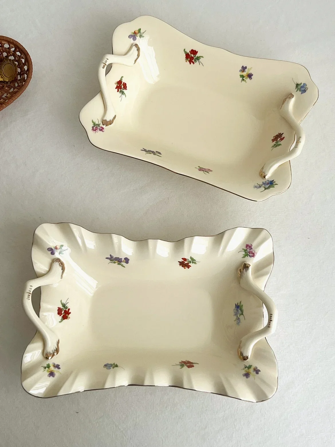 

Fresh Little Flowers Simple Cream Beige Double Handle Disk Ceramic Binaural Drawing Gold Plate Ceramic Plate Platos Dishes