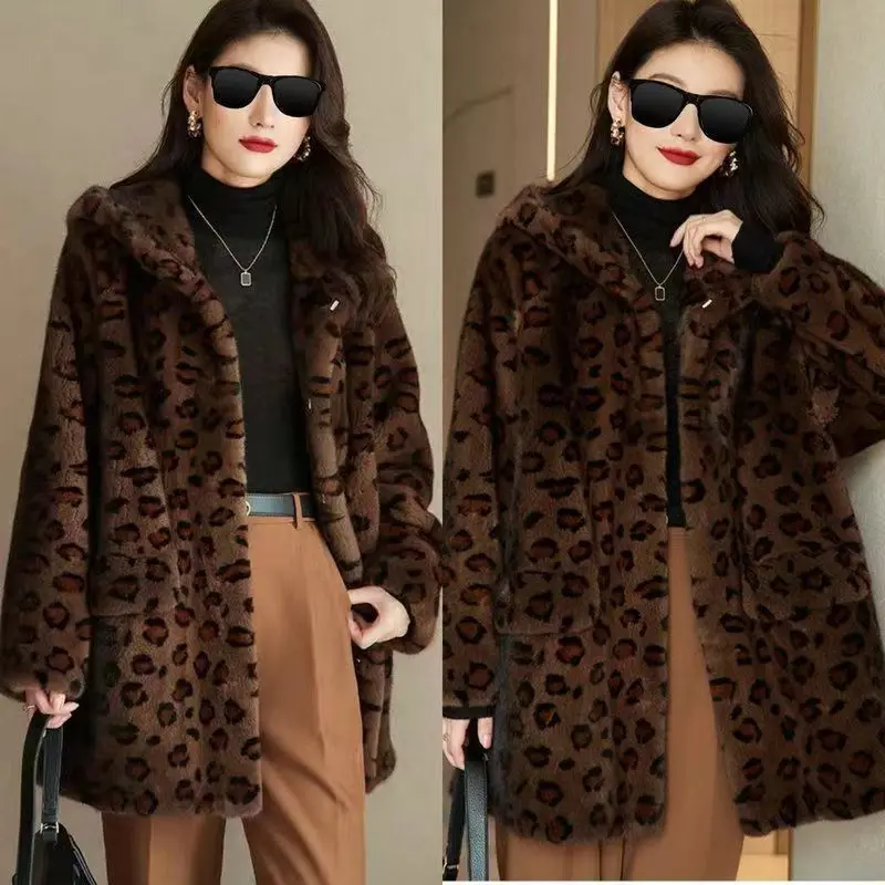 

Новая стильная элегантная шуба средней длины из искусственного меха с леопардовым принтом от Maillard