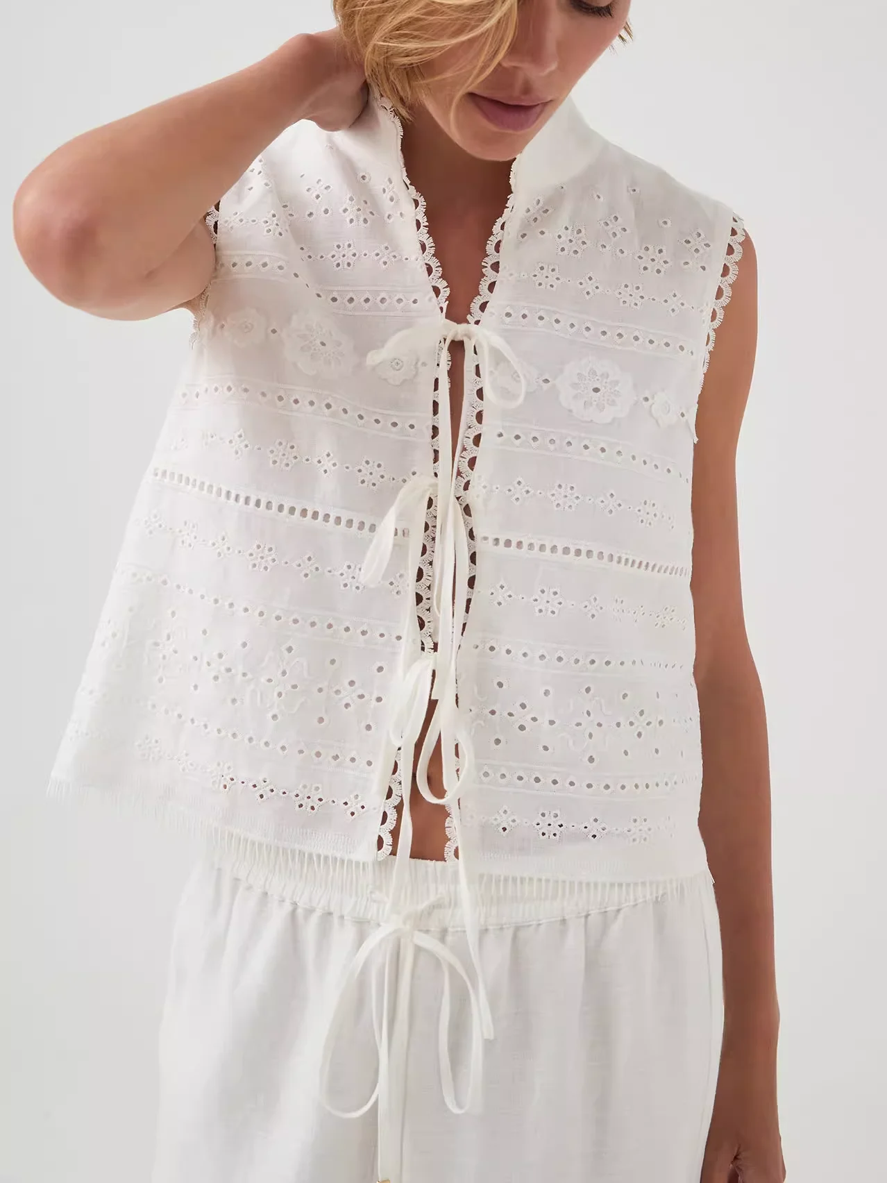 

Hollow Embroidery Women White Pants Suits 2025 New Lace-up Stand Collar Sleeveless Vest + Elastic Waist Wide Leg Trousers Suits