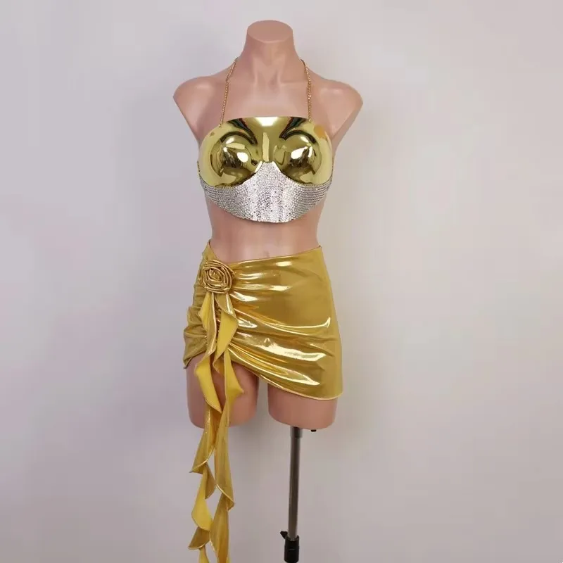 

Сексуальный костюм для выступлений на сцене: топ без спинки с золотыми и серебряными стразами и мини-юбка для танцев, вечеринок и клубных мероприятий