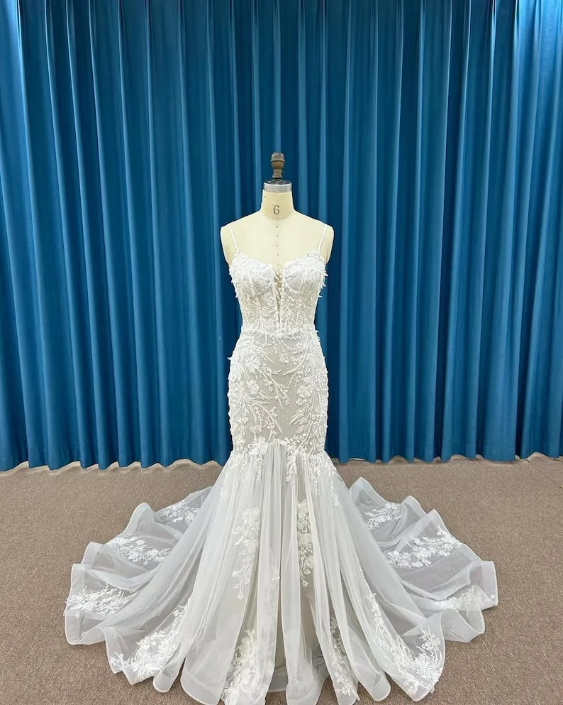 

Customized 2025 Latest Floral Lace Wedding Dress Plus Size Elegant Women's Backless Design Style Mermaid Wedding Dress