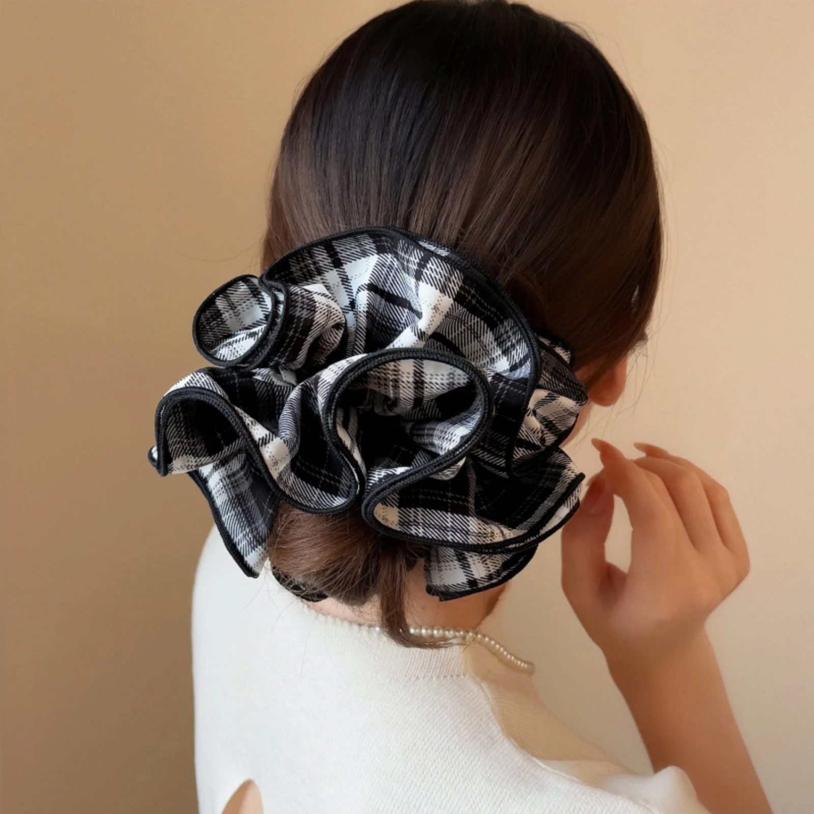 

1PC Black and White Plaid Ruffled Scrunchie, Fashionable Hair Accessory for Women, Cute Hair Tie for Daily Wear