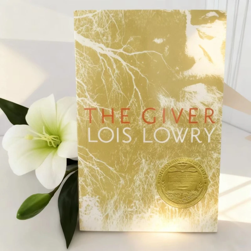 

The Giver от Лоис Лоури: Победитель новорожденной медали «Путерятель земли», которая Redefined Young Adult Fiction