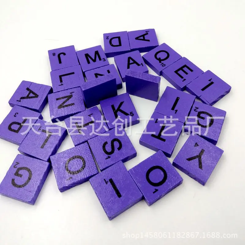 Uma variedade de 26 quadrados coloridos de pinho do alfabeto inglês, quebra-cabeças de educação infantil, lascas de madeira do alfabeto europeu