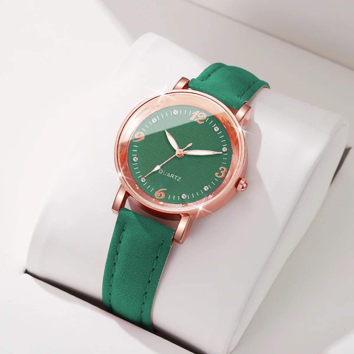 2 قطعة صندوق سررايز ميستري-ساعات نسائية بسوار من الجلد ساعة كوارتز عصرية لون عشوائي (بدون صندوق)