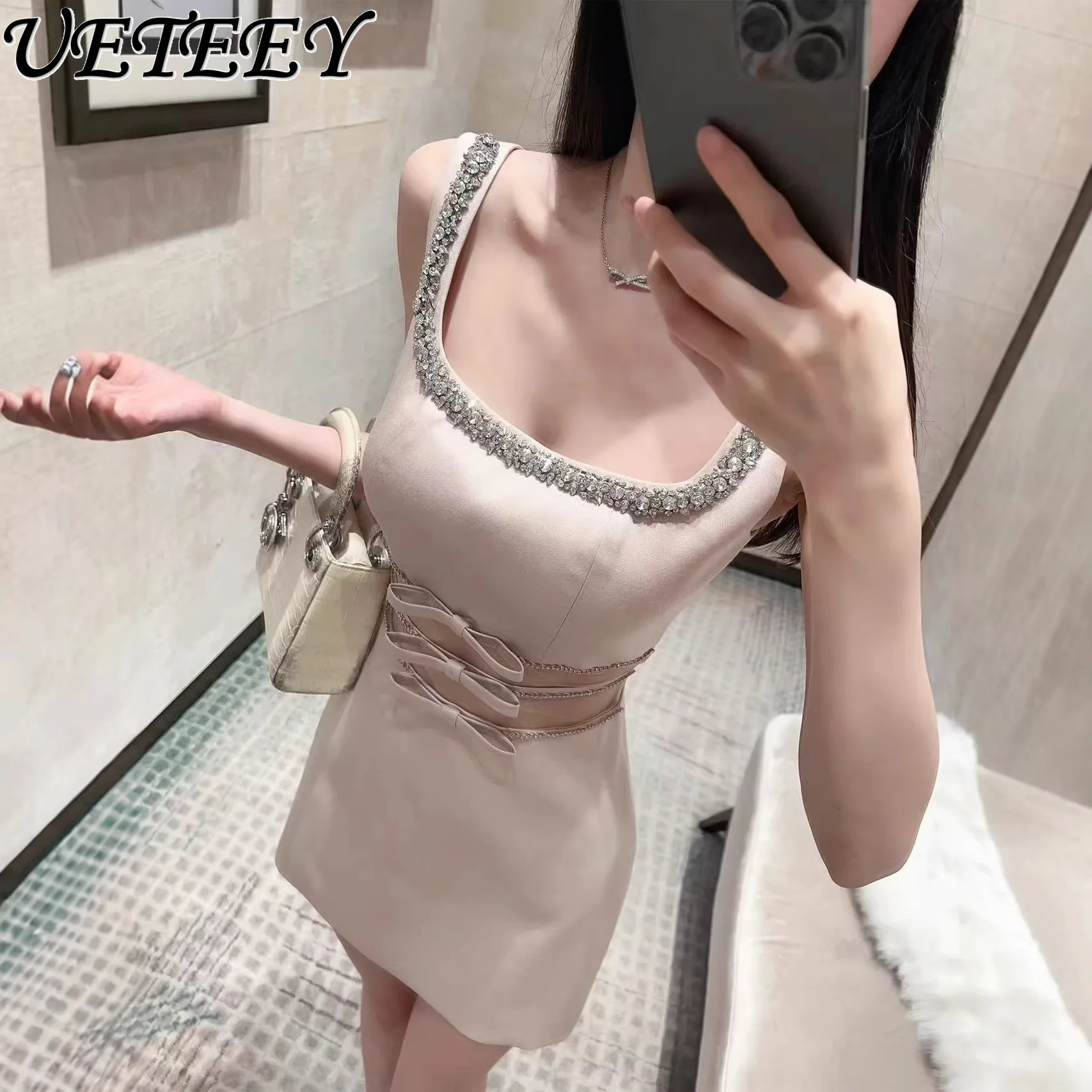 

Новое мини-платье 2026 года с вырезом, украшенным стразами, и завышенной талией, в нишевом стиле, элегантное, модное, с бантом, из блестящего шелка, для вечеринок