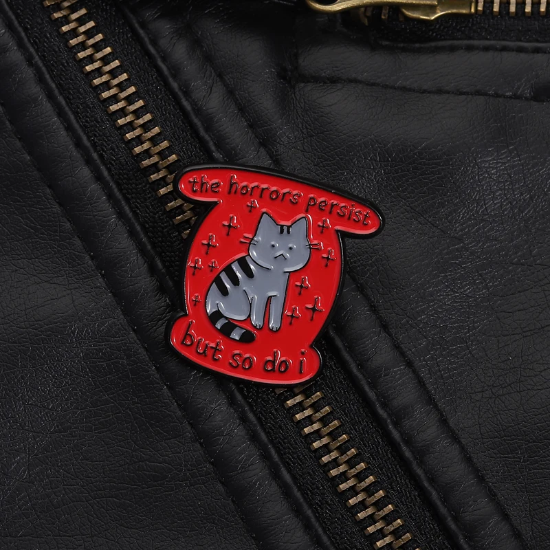 Broche de chat d'humour foncé, les horreurs persistes mais puis-je citation, broche de persistance de conception rouge et noir pour les temps difficiles, accessoire