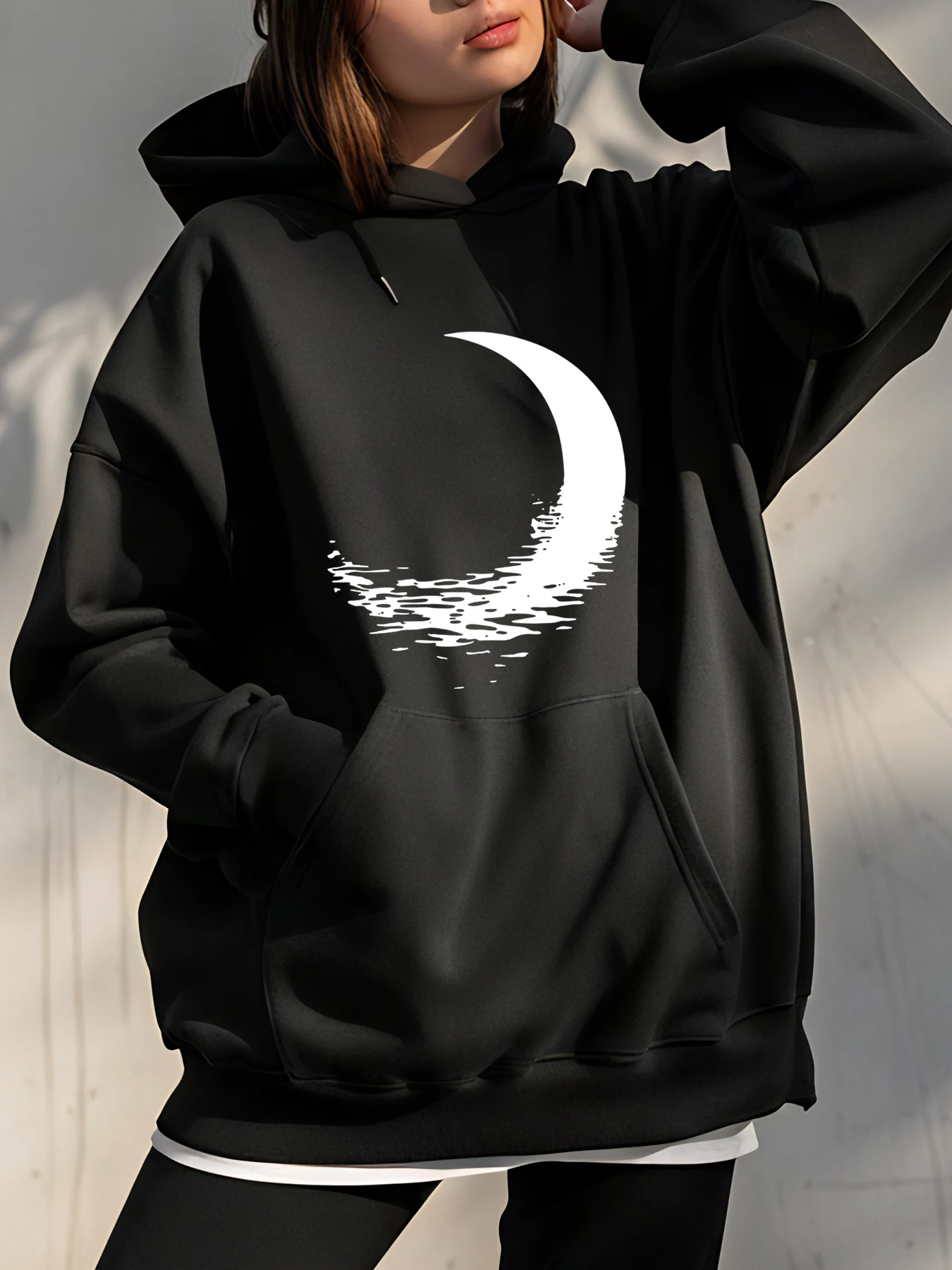 Zwarte dameshoodie met halve maanprint, oversized sweatshirt, casual streetwear mode voor dames
