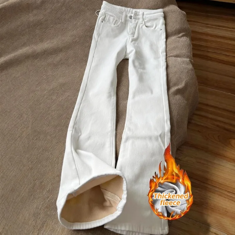 

Приталенные джинсы-клеш с высокой талией — женские белые на флисовой подкладке, осень-зима 2026, осень-зима