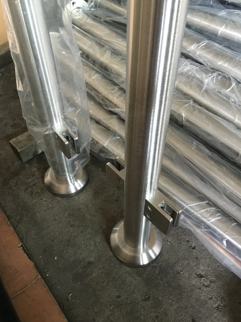 Maatwerk matglazen balustrade decoratief metalen balkon voor in huis