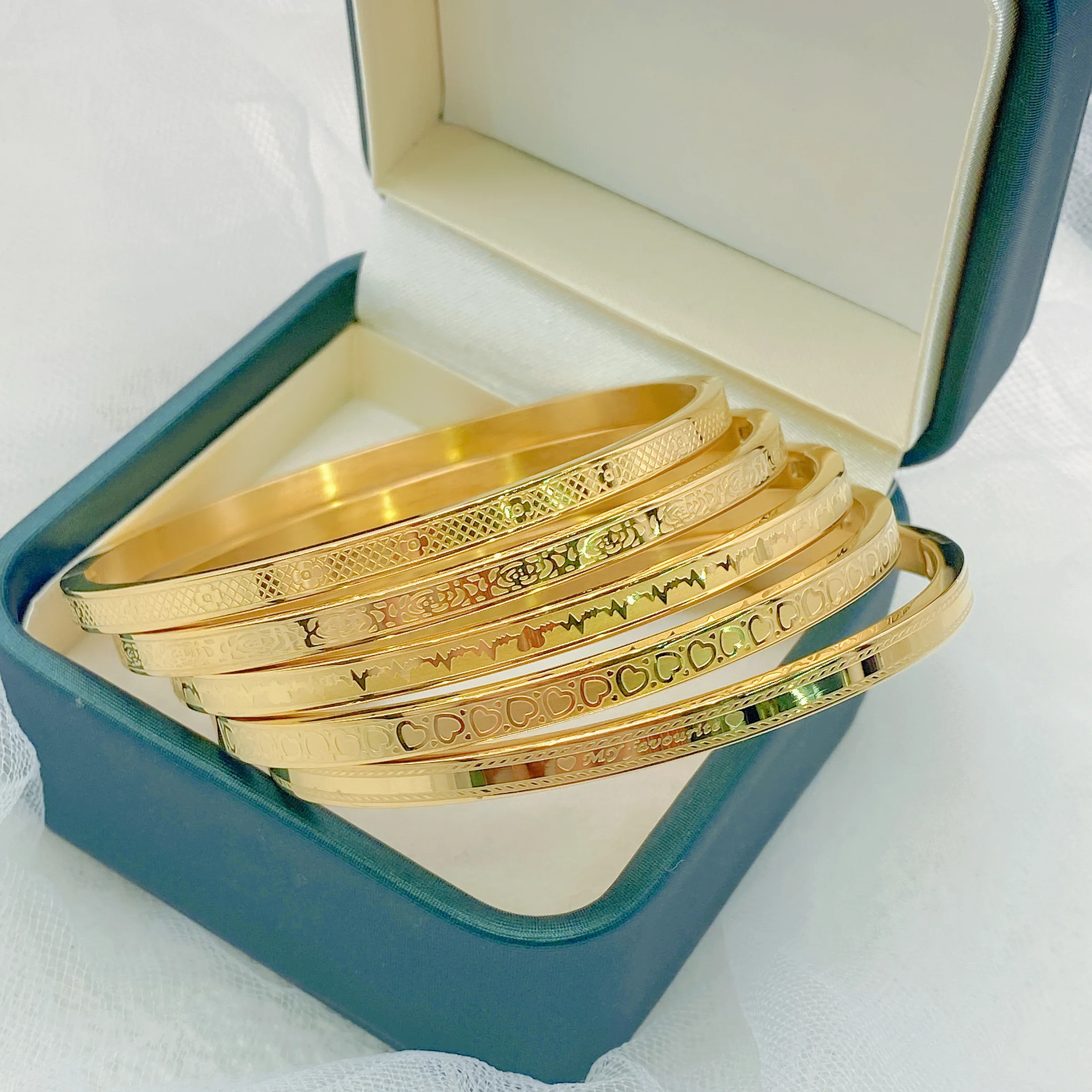A Titanium steel  fashion women\'s bracelet