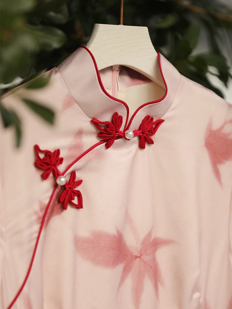 

Новое розовое китайское платье-ципао в современном стиле для женщин: модное повседневное, с длинным разрезом, коротким рукавом и цветочным принтом