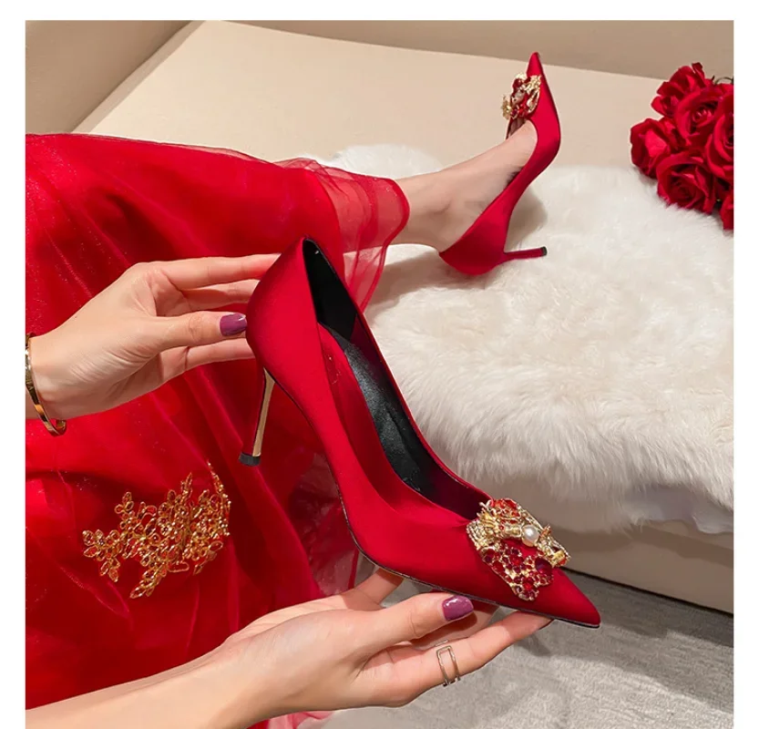 2024 Spring New Fashion Cloth Face Pointed High Heels Red Rivet Bride Chinese Metal Fine Single Shoes Marriage Shoes Female