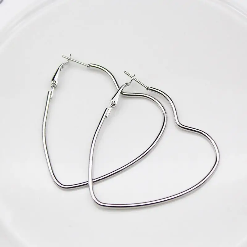 European Exaggerated Heart Hoop Earrings for Women Gold Color Metal Hollow LOVE Hearts Loop Earrings aretes de mujer 2024