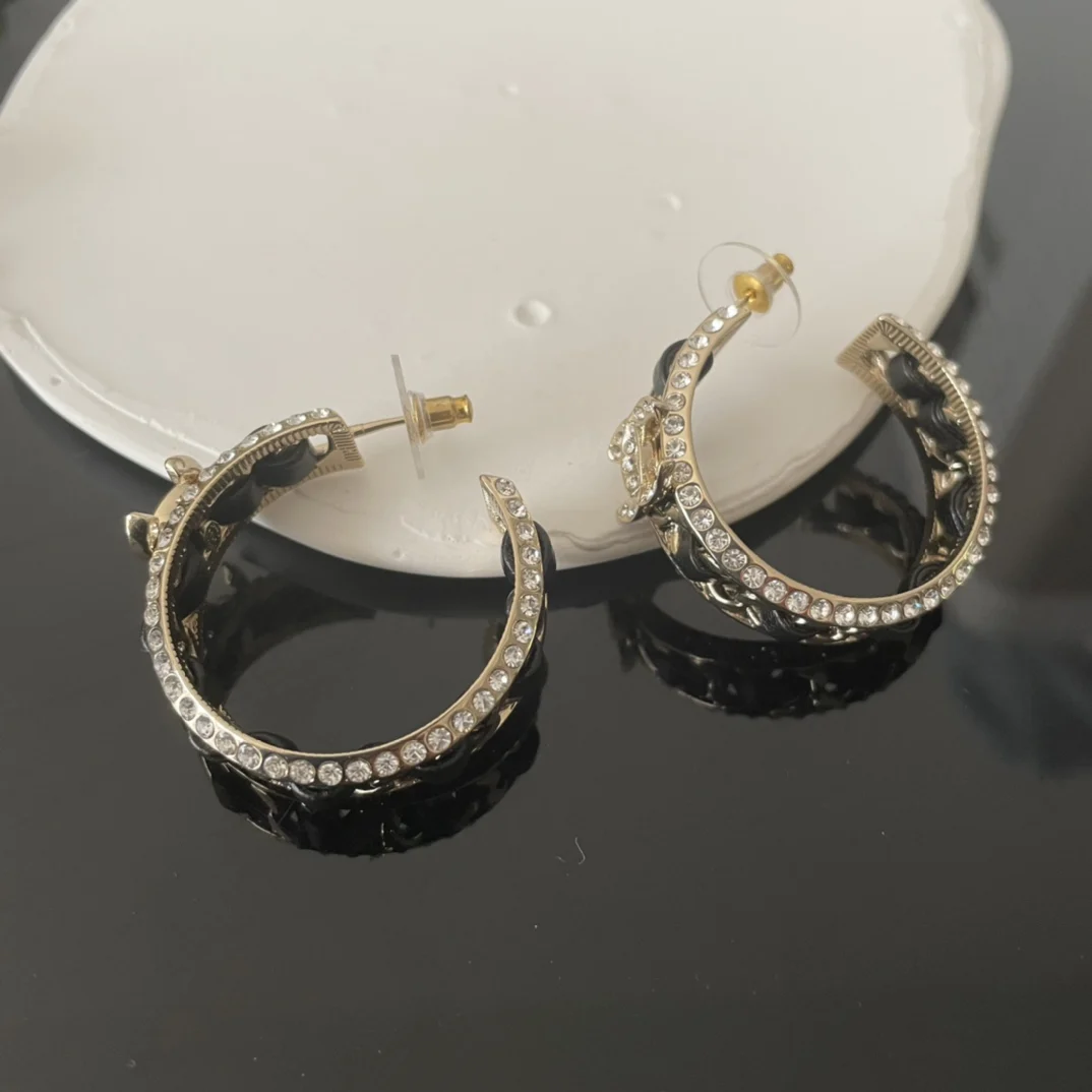 

European and American personality classic pierced crystal earrings