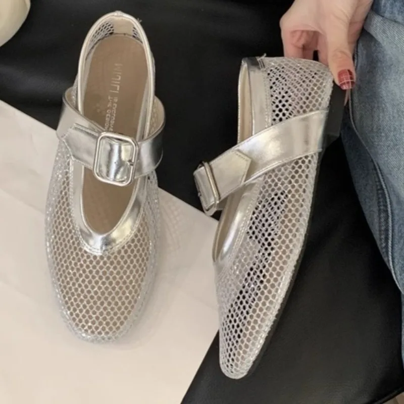 Sandalias planas de talla grande para mujer de verano 2025, nuevo estilo, sandalias bajas de rejilla con boca poco profunda para playa, sandalias de moda de cobertura completa, talla 35-40