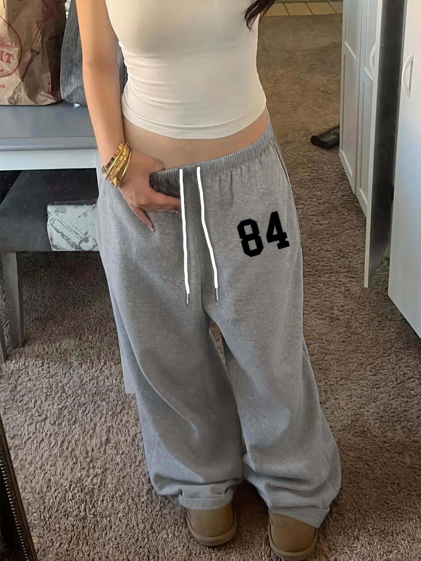 Trendiges und stylisches Outfit für Damen, bestehend aus einer Hose mit lockerem Schnitt und einem besonderen „84“-Motiv, das Glück bedeutet. – Detail 4