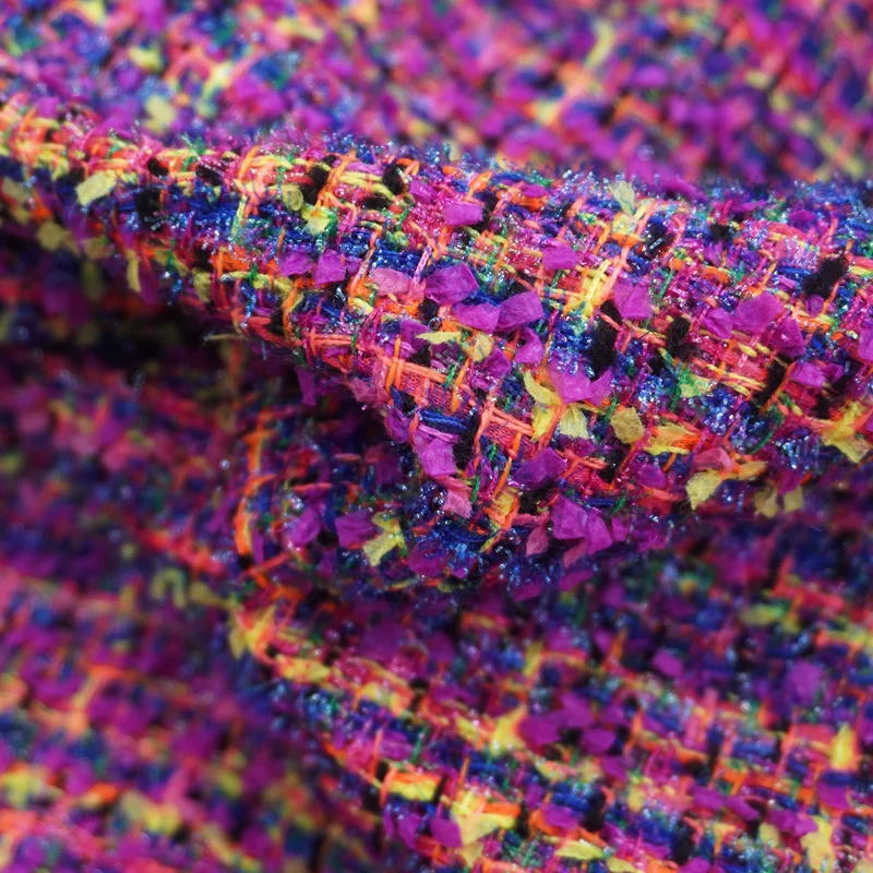 Tela de tweed con hilo de mariposa multicolor y hilo lurex, tejido con textura vintage y tacto suave, ideal para confeccionar prendas de vestir, trajes y chaquetas para mujer.
