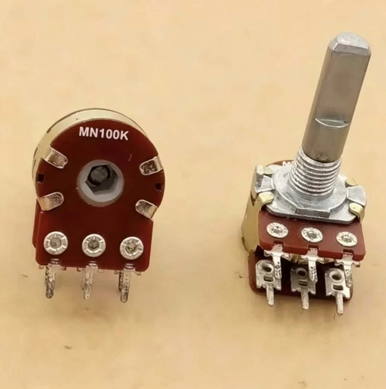 The 16-Type Double Balance Potentiometer MN100K Produced in Taiwan Has a Middle Point and a Handle Length of 25MMF