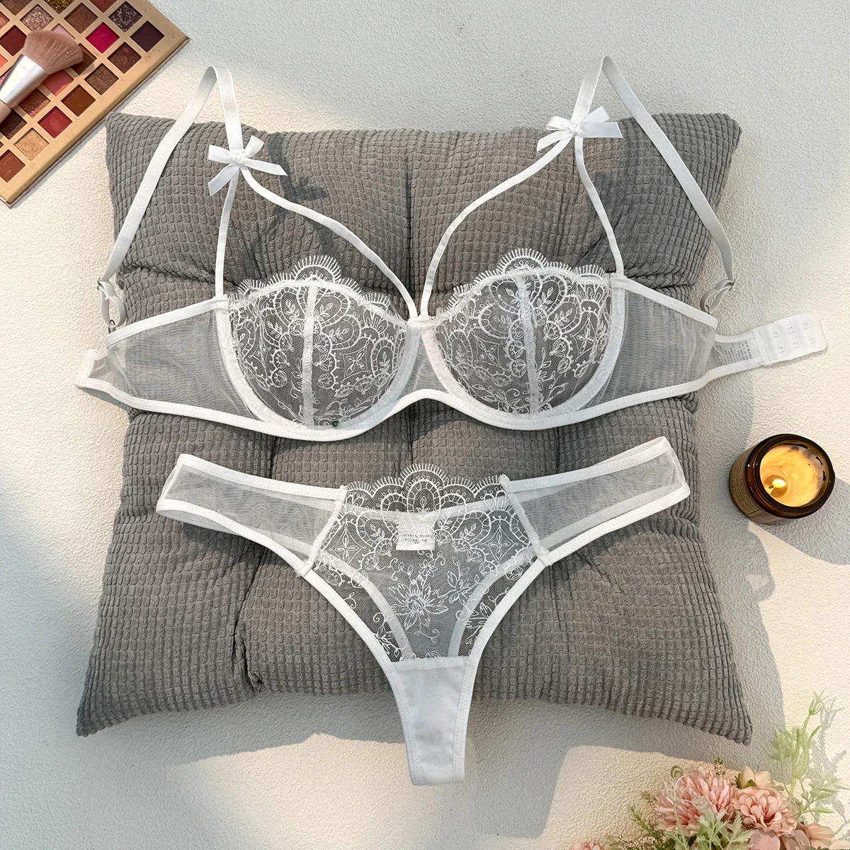 Ensemble de lingerie sexy blanche, une expérience de la vie intime quotidienne qui est pure et exudez