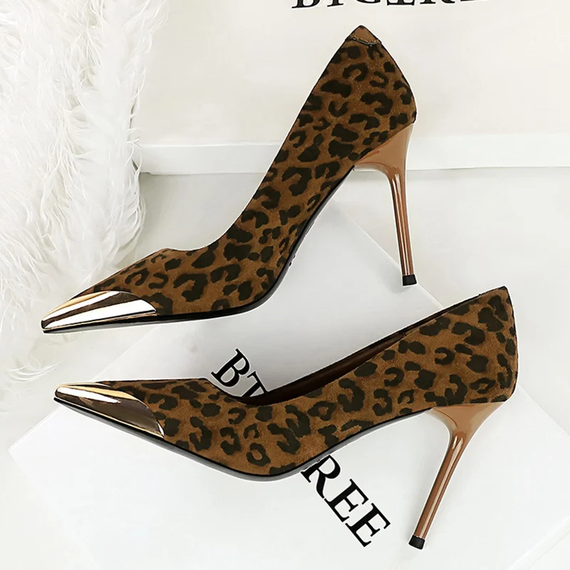 Frauen Trendy Metall Kappe Design 9,5 cm High Heels Pumps Dame Plus Größe 43 Leopard Wildleder Schuhe Weibliche Glam Party kleid Schuhe