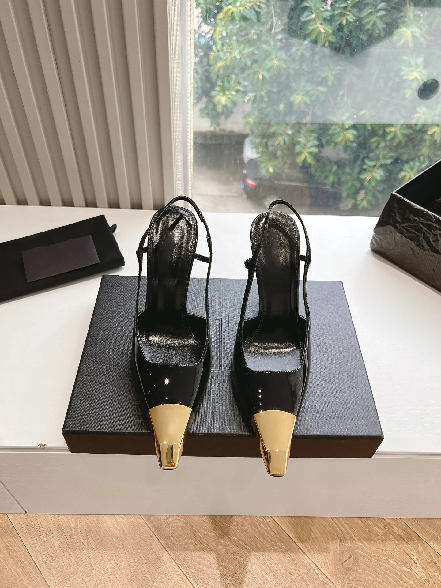 

Metal buckle pointed toe super high heel single shoes, leather patent leather upper, highlighting the sexy temperament.